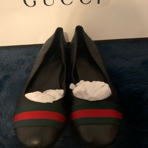 Gucci Black GG embossed flats with green and red web- New